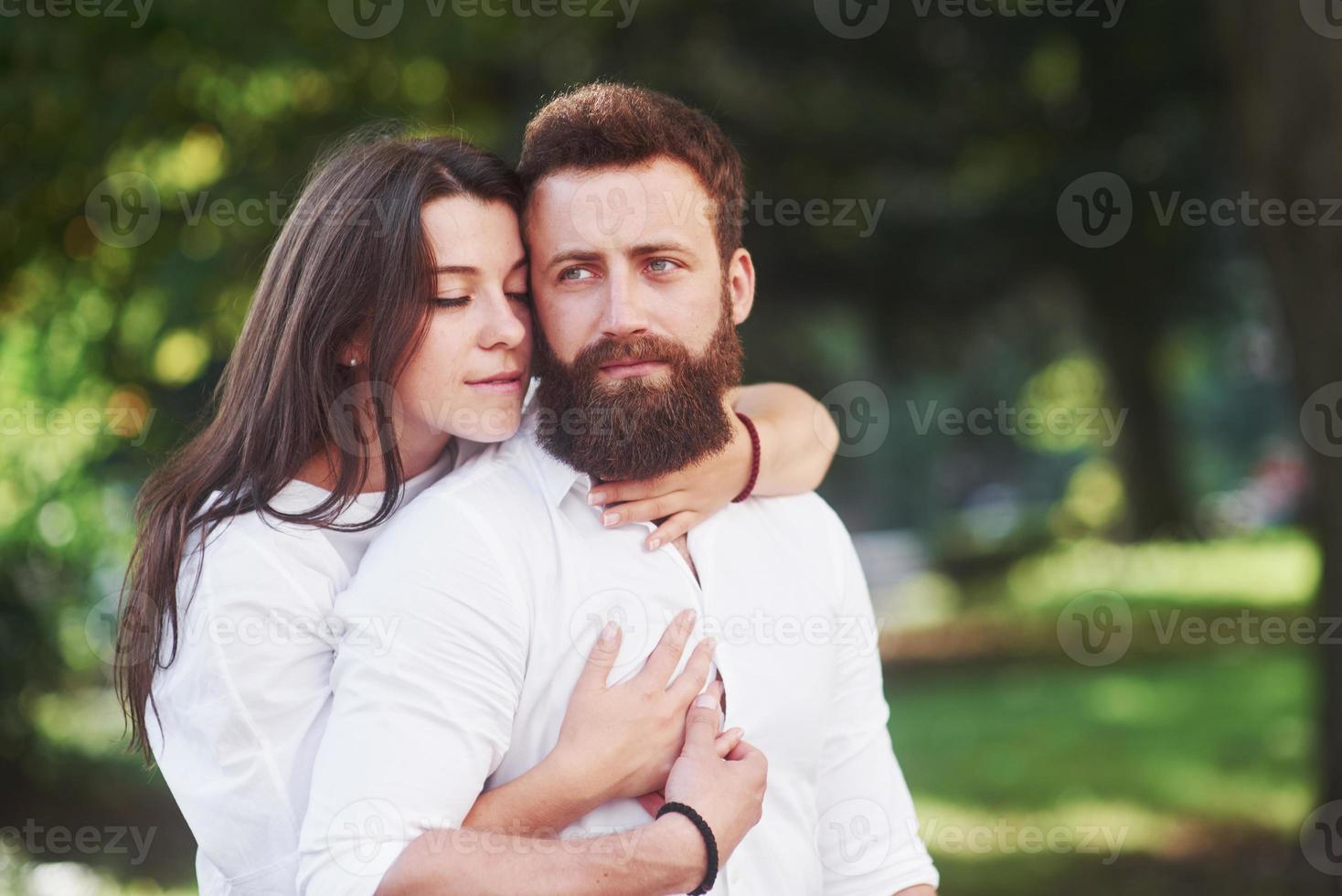 pareja romántica enyojing en momentos de felicidad en el parque. concepto de estilo de vida amor y ternura foto