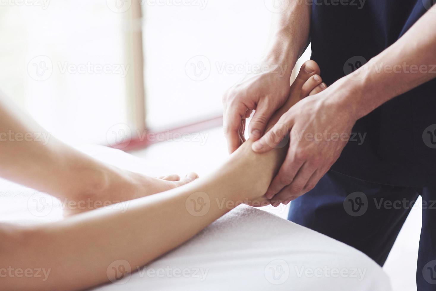 masaje de pies de mujer en el spa, descanso de relajación. foto