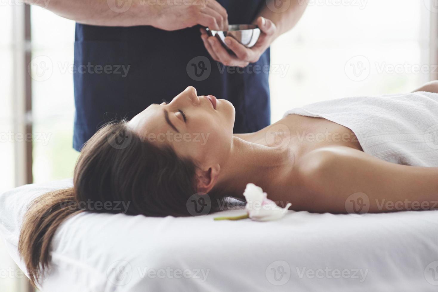 el masajista se prepara para el procedimiento, masaje con efecto mejorador de la salud. placer de relajación. foto