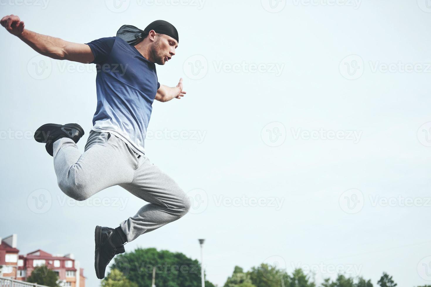 joven deportista haciendo parkour en la ciudad. foto