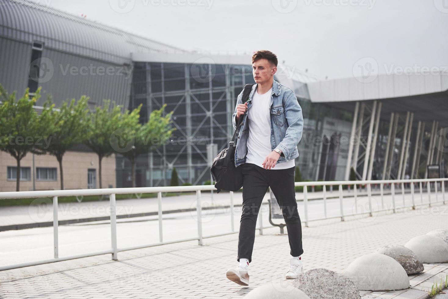 foto de un joven antes de un emocionante viaje en el aeropuerto.