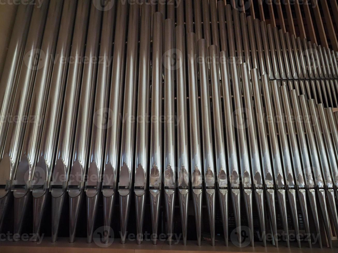 Instrumento de teclado de órgano de tubos de iglesia foto