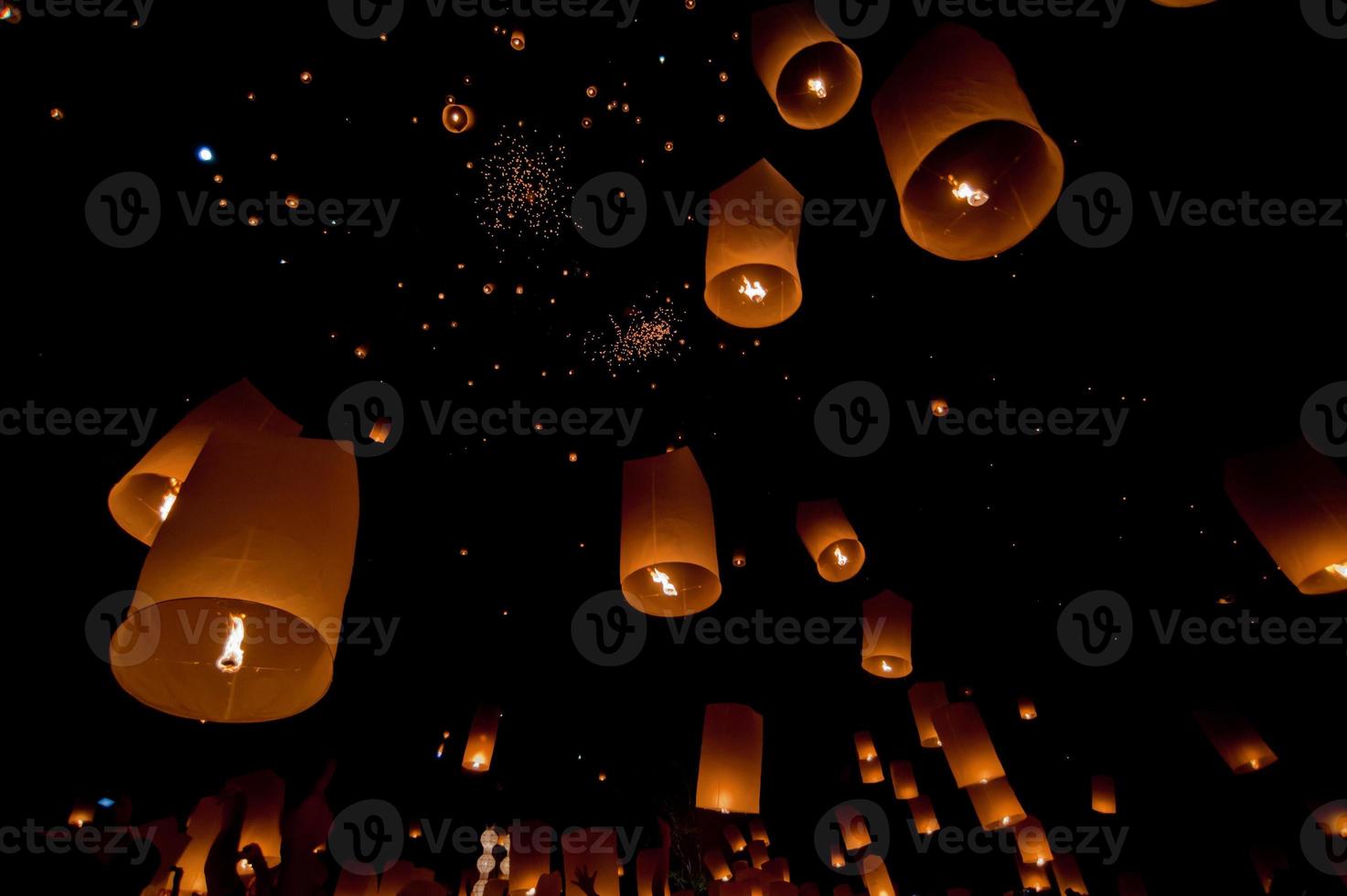 linterna flotante en el festival de yee peng loy krathong, linternas flotantes budistas para el buda en sansai tailandia foto