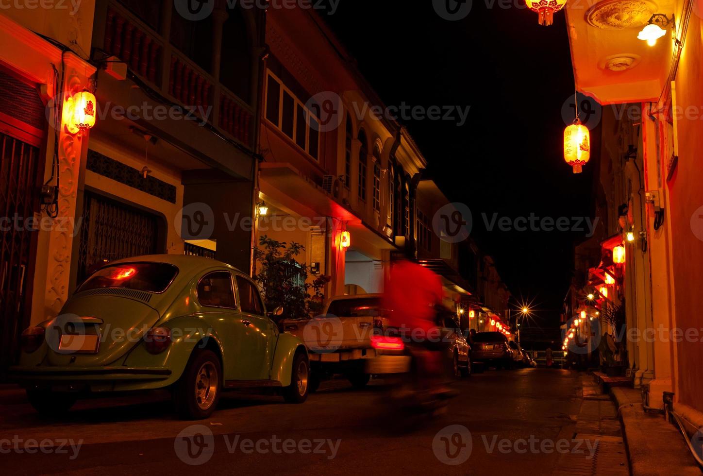 Edificio antiguo de estilo chino portugués, la calle de la ciudad de Phuket en el crepúsculo, Phuket, Tailandia foto