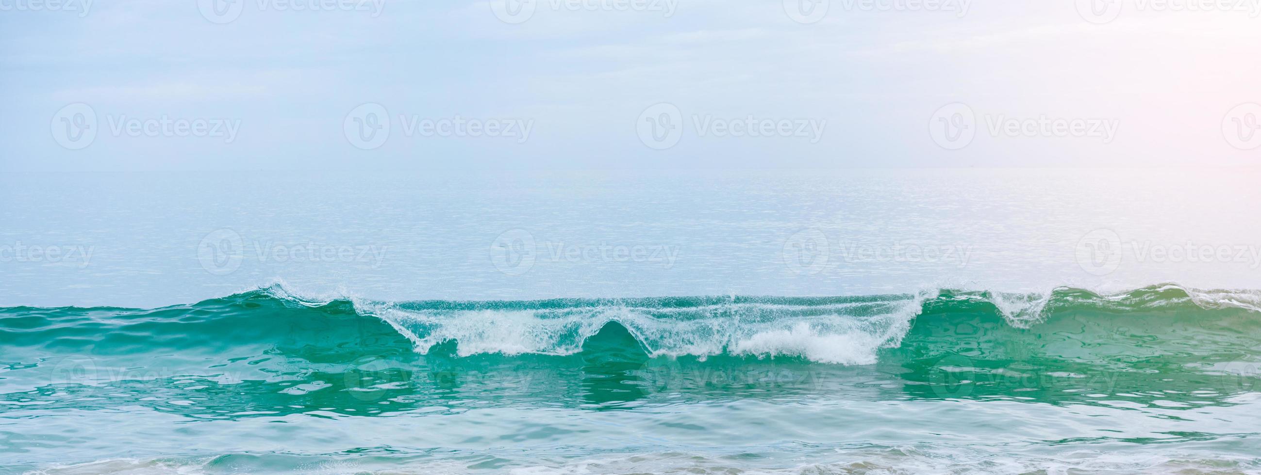 playa con arena blanca y olas de mar azul suave foto