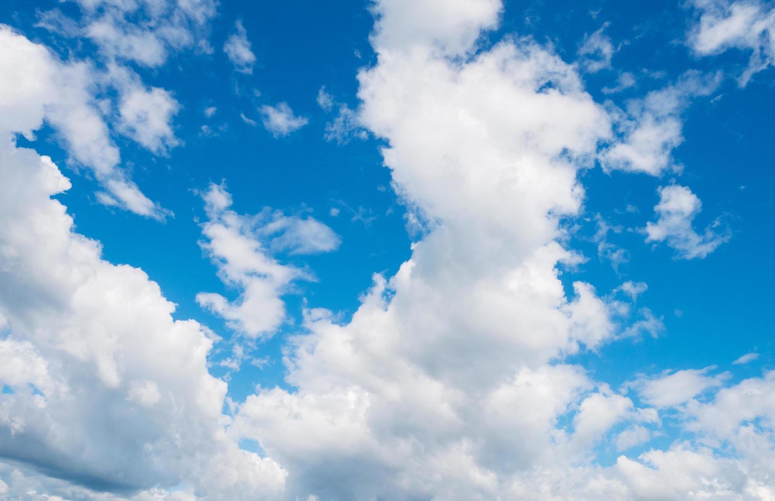 nubes y cielo azul brillante en verano foto