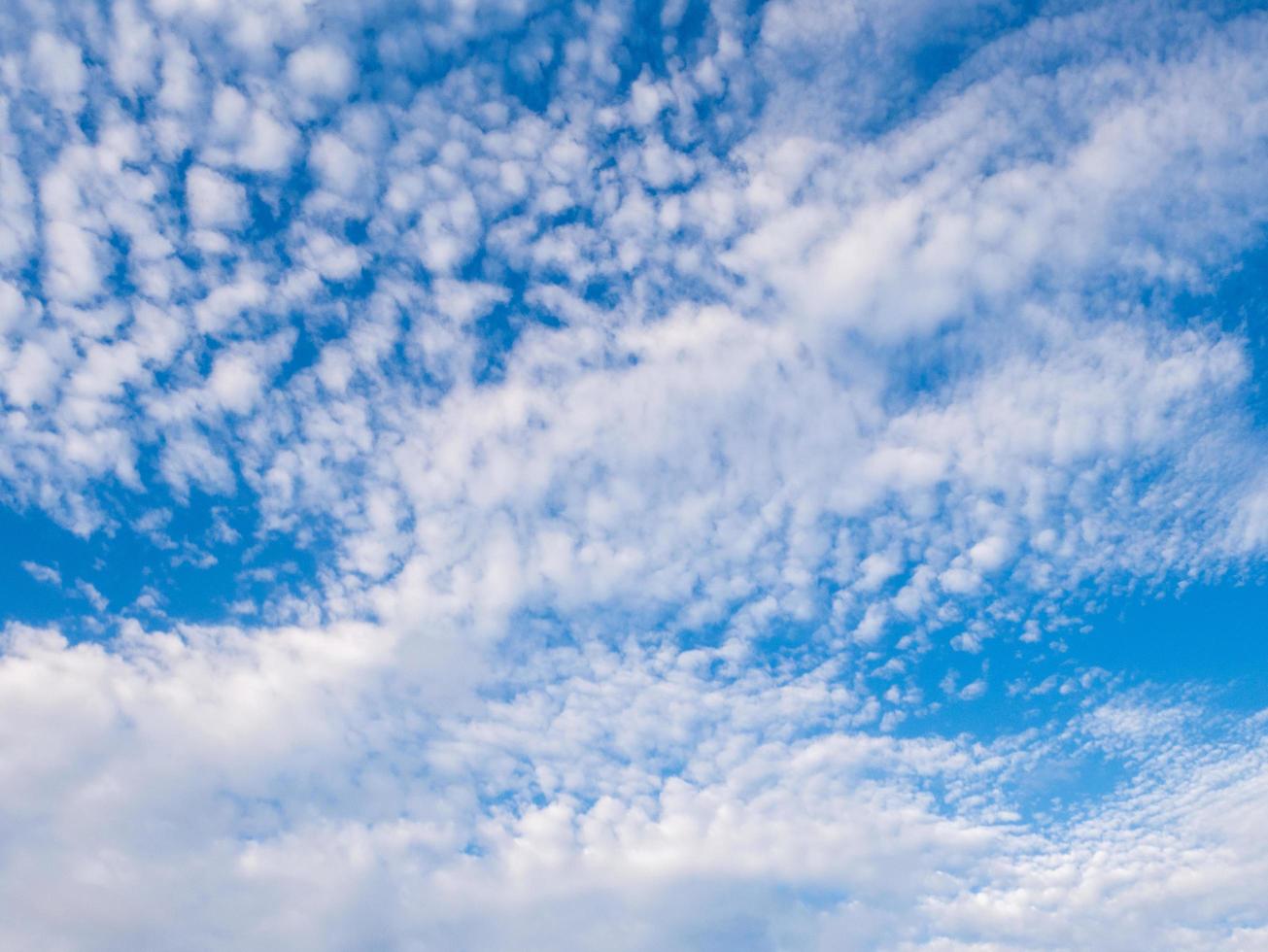 cielo azul brillante y hermoso fondo de nubes foto