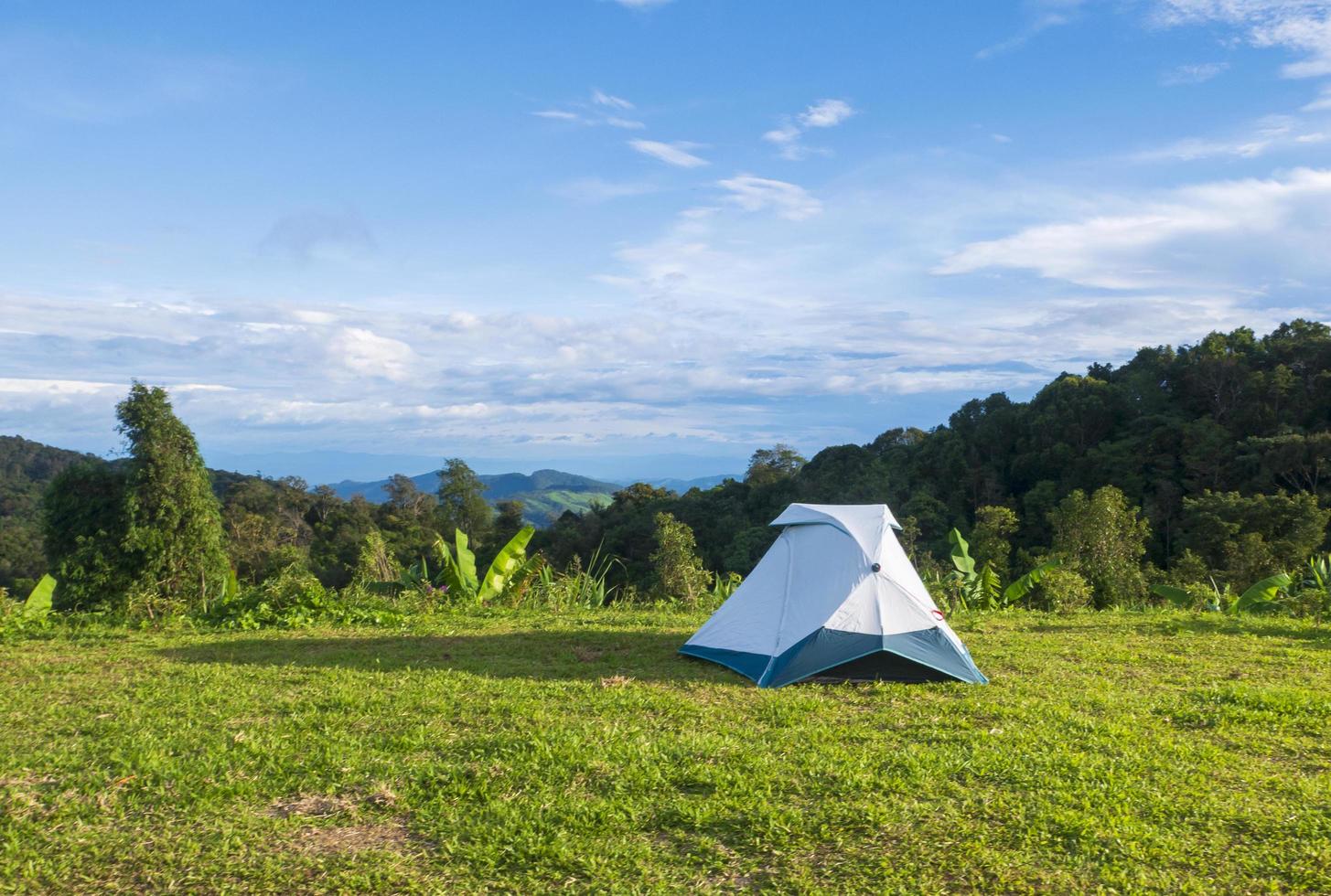 carpa ligera para ver la niebla y el amanecer en un campamento forestal entre los prados. foto