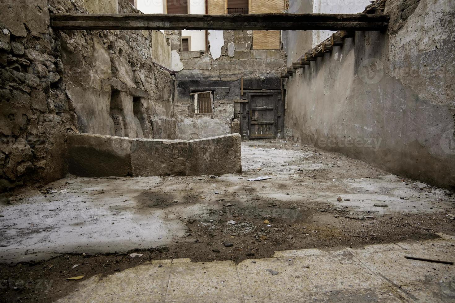 interior de la casa en ruinas foto