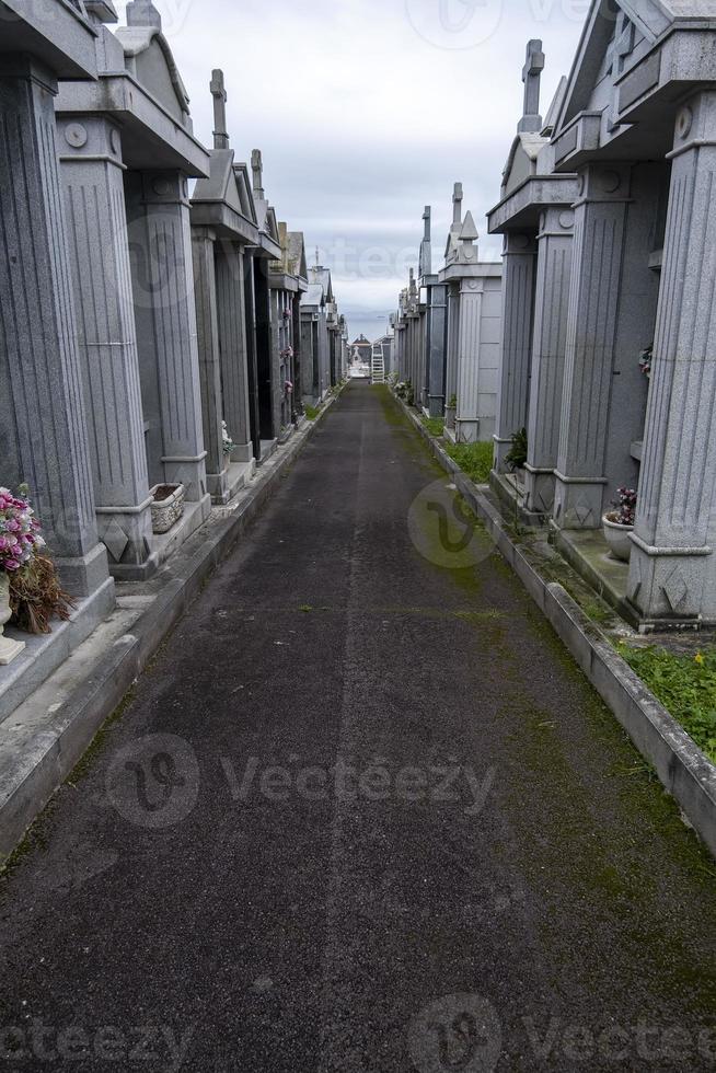 antiguo cementerio con el mar de fondo foto