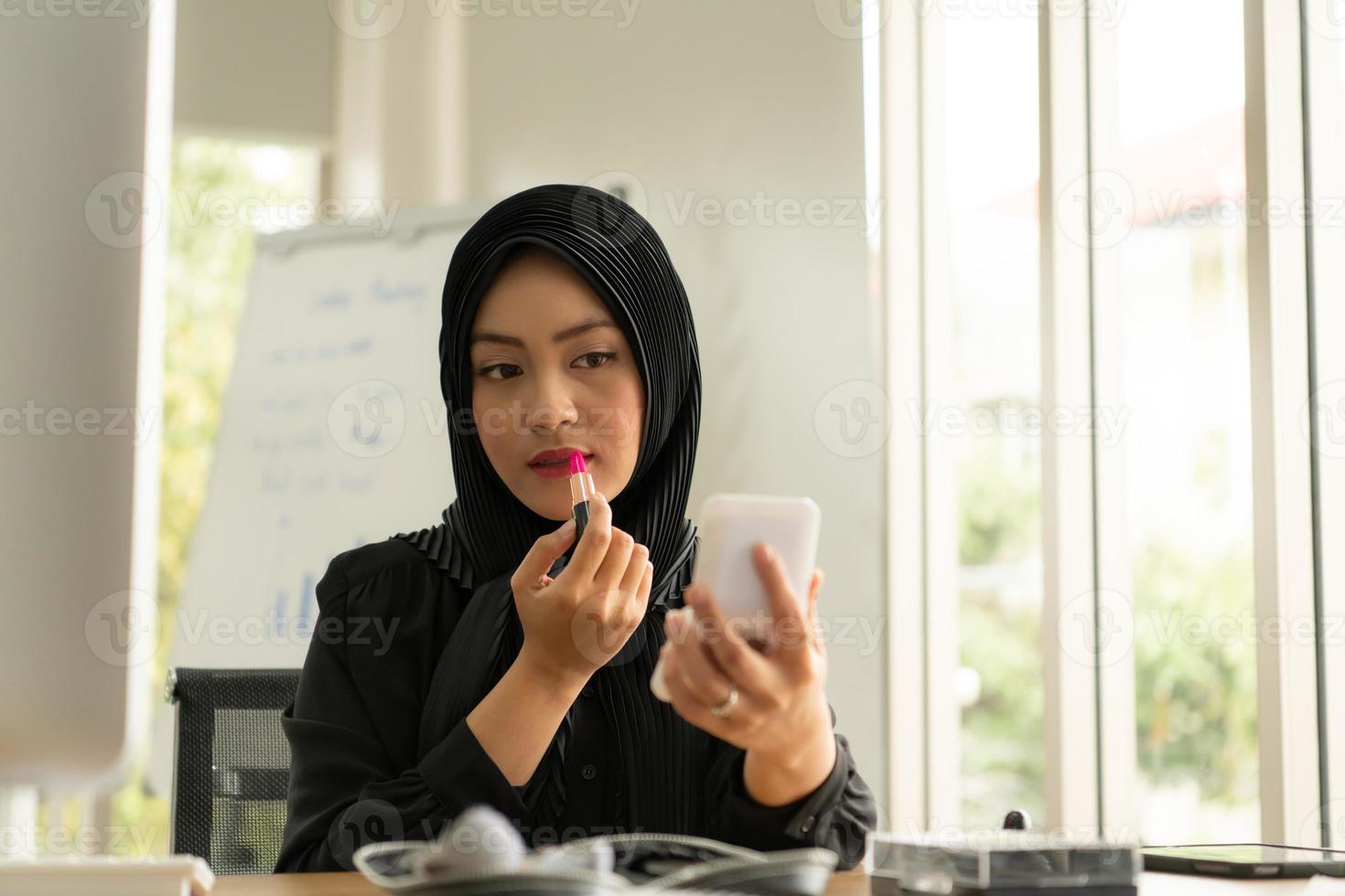 La empresaria árabe vistiendo hijab trabaja en la oficina. foto