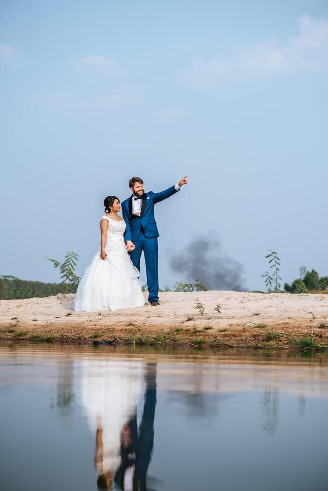 La novia asiática y el novio caucásico tienen tiempo de romance y felices juntos foto