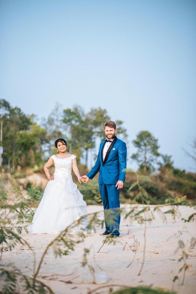 La novia asiática y el novio caucásico tienen tiempo de romance y felices juntos foto