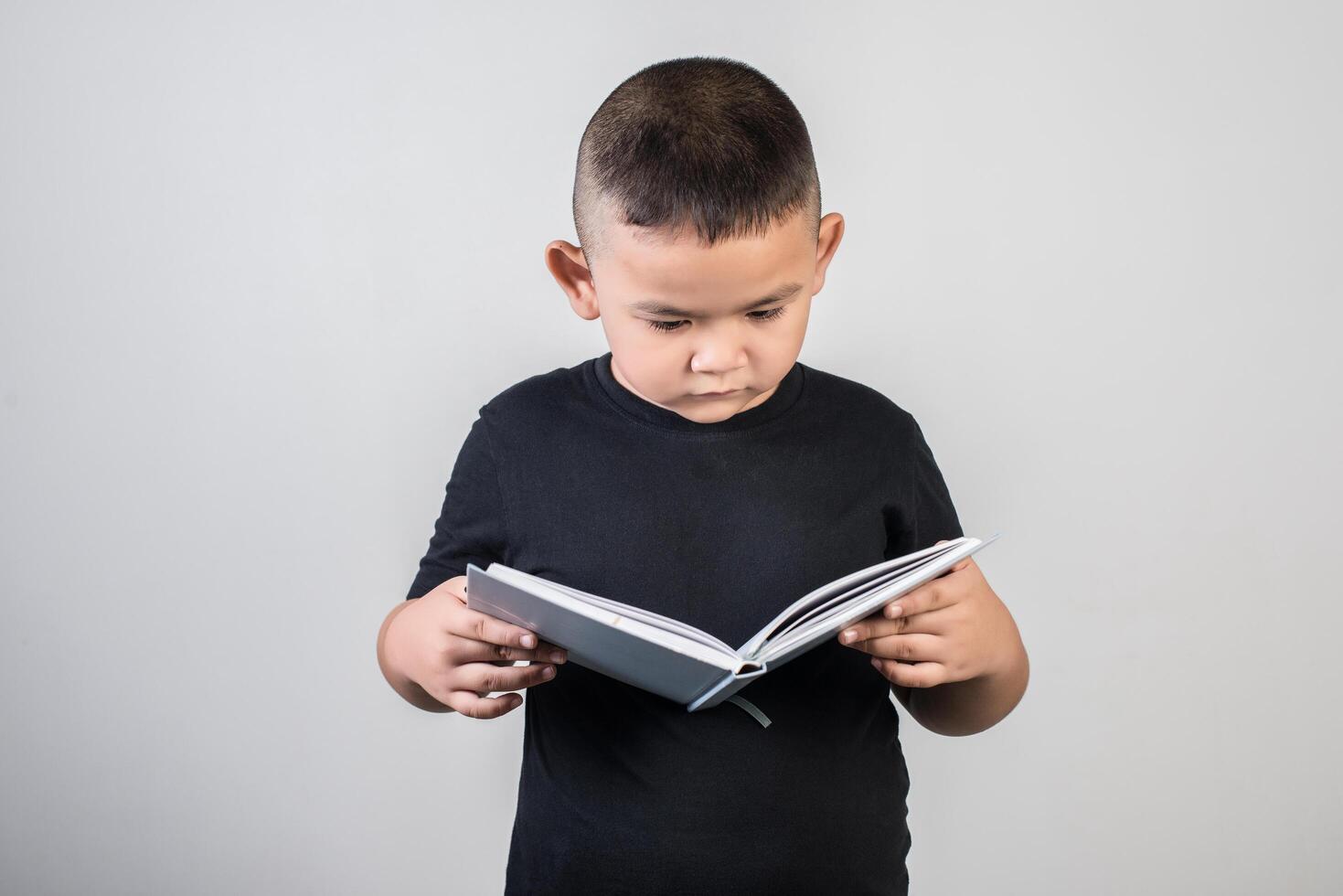 chico divertido leyendo un libro foto