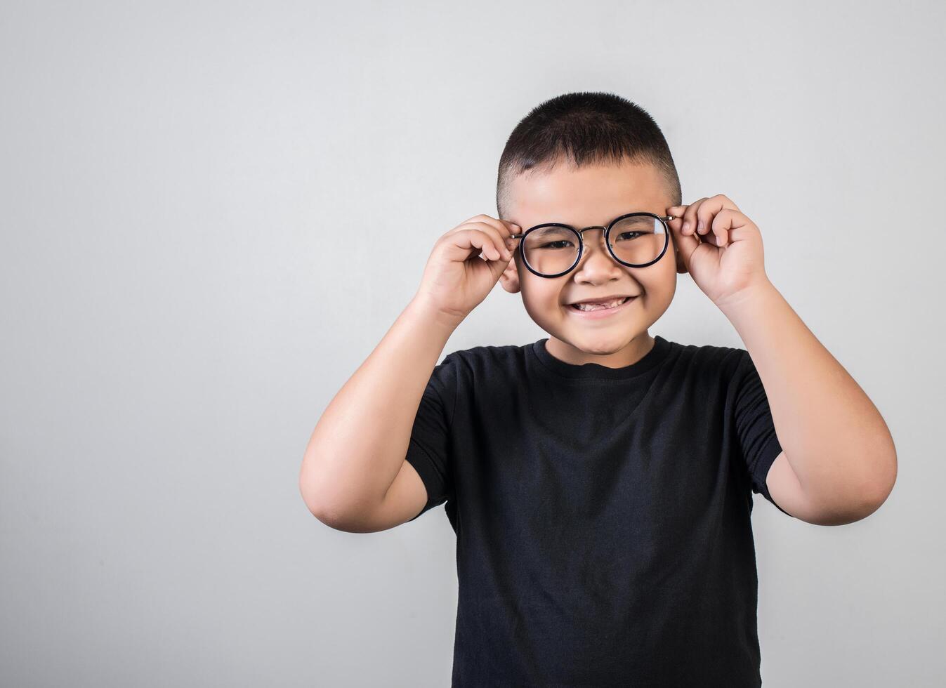 Chico divertido genio con gafas en foto de estudio