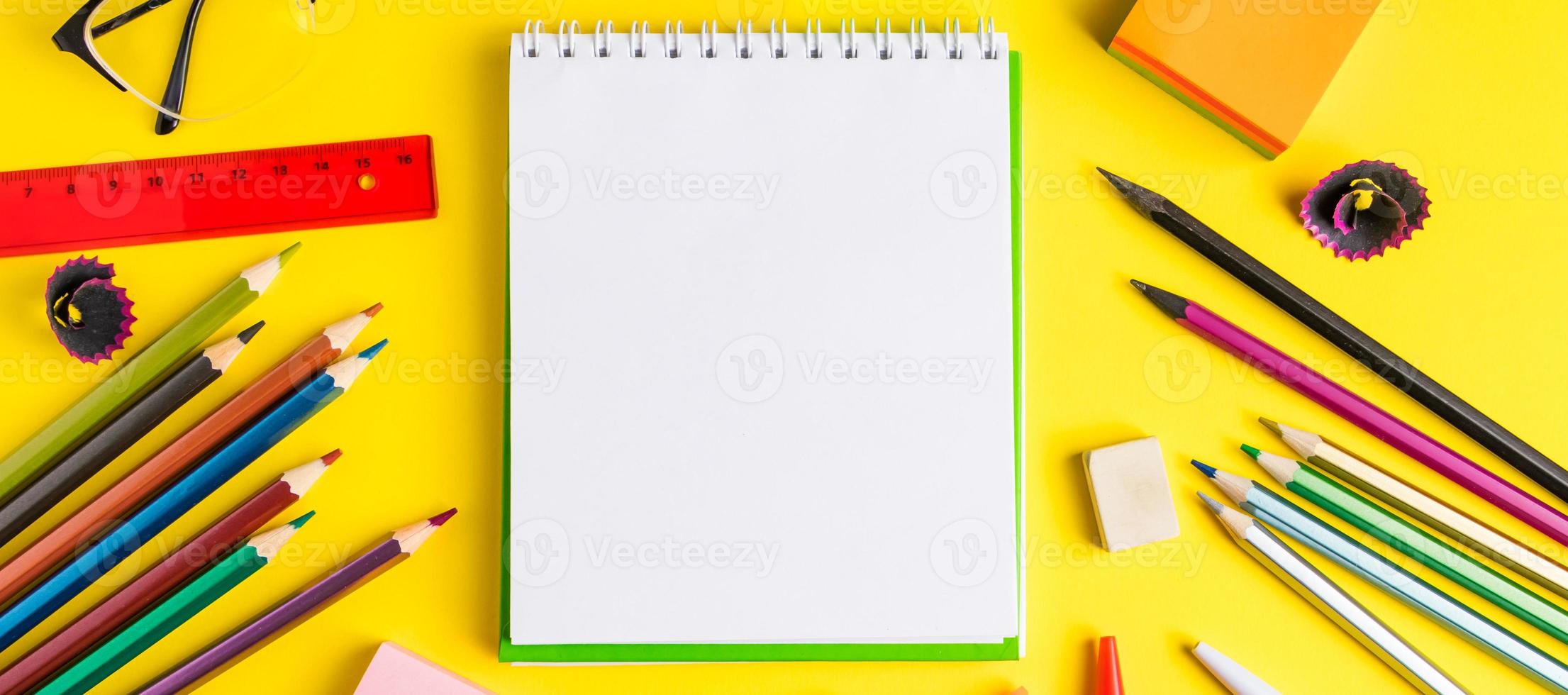 plano de papelería sobre fondo amarillo. volver al concepto de escuela. lugar para el texto. foto