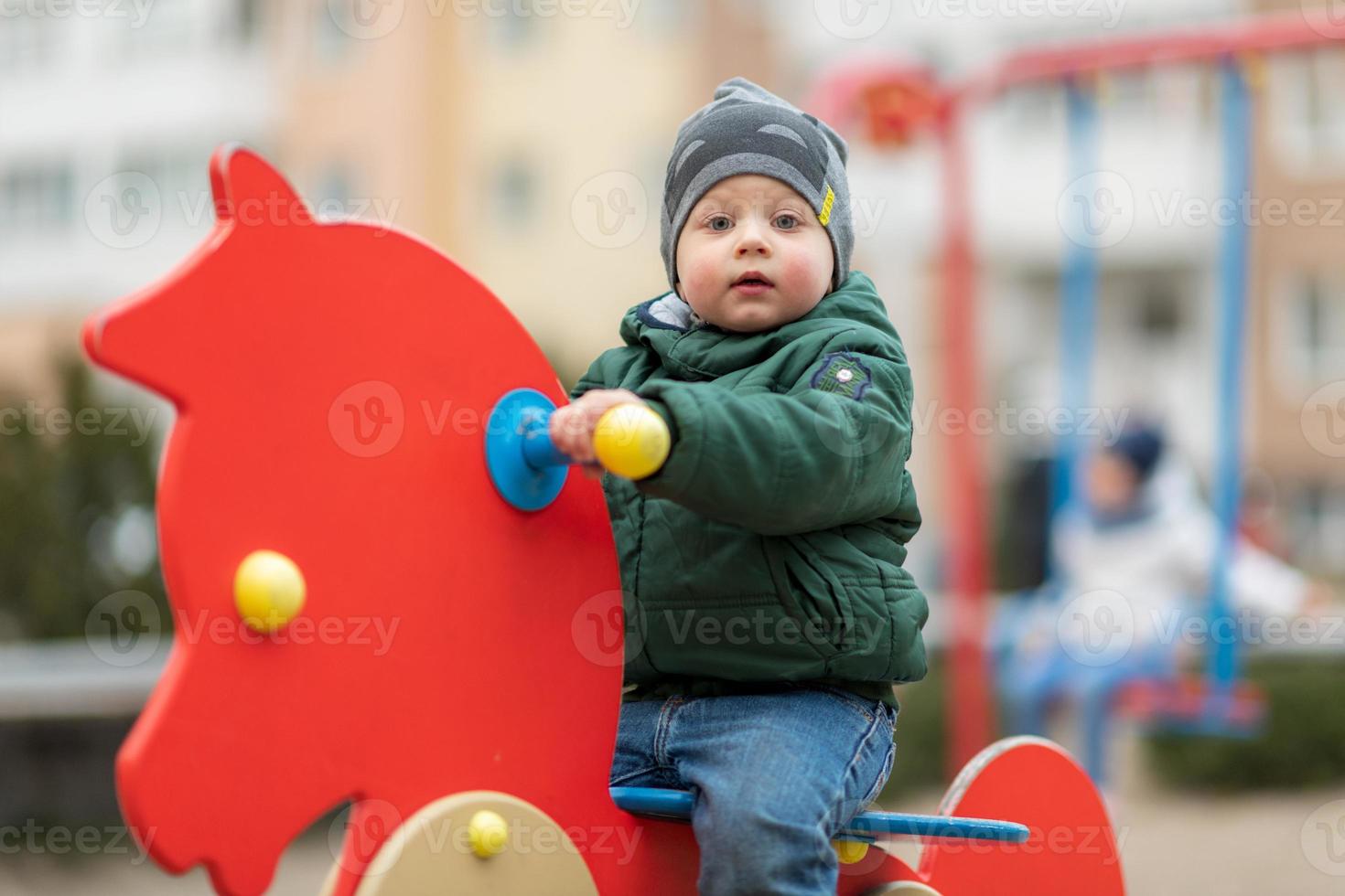 hermoso, nene, con, niño, cara, posar, fotógrafo foto