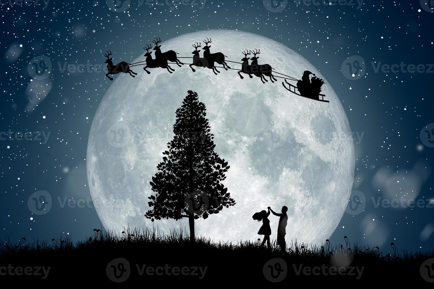 silueta de santa claus se mueven para montar en sus renos sobre la luna llena en la noche de navidad. disfrutando pareja bailando bajo la luna llena. foto