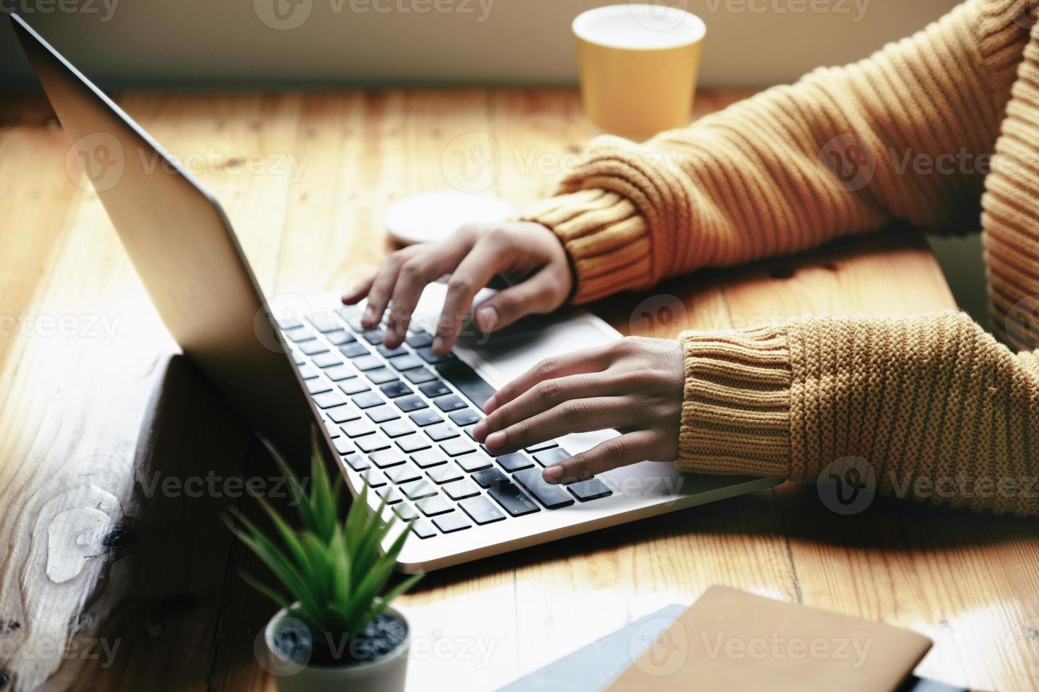 concepto independiente, mujer que usa computadoras para diseñar el trabajo según lo ordenado por los clientes. foto