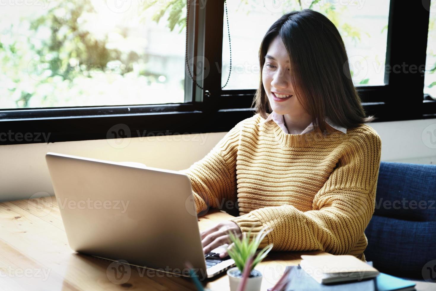 concepto independiente, mujer que usa computadoras para diseñar el trabajo según lo ordenado por los clientes. foto