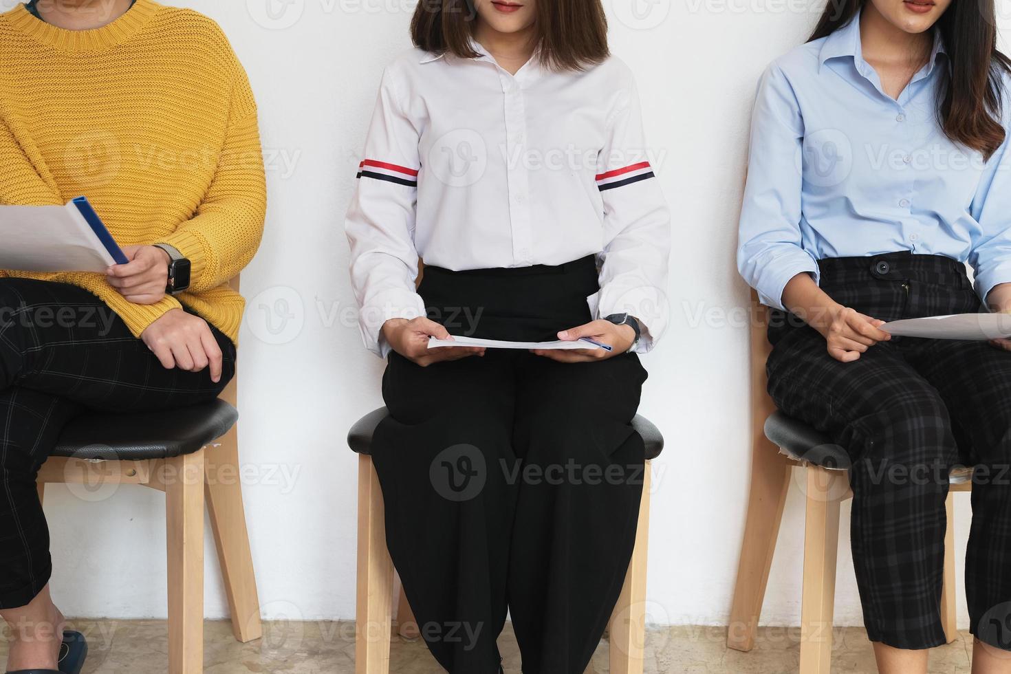 grupo de personas esperando en la fila para una entrevista de trabajo para los trabajadores de oficina que esperan recursos humanos. foto