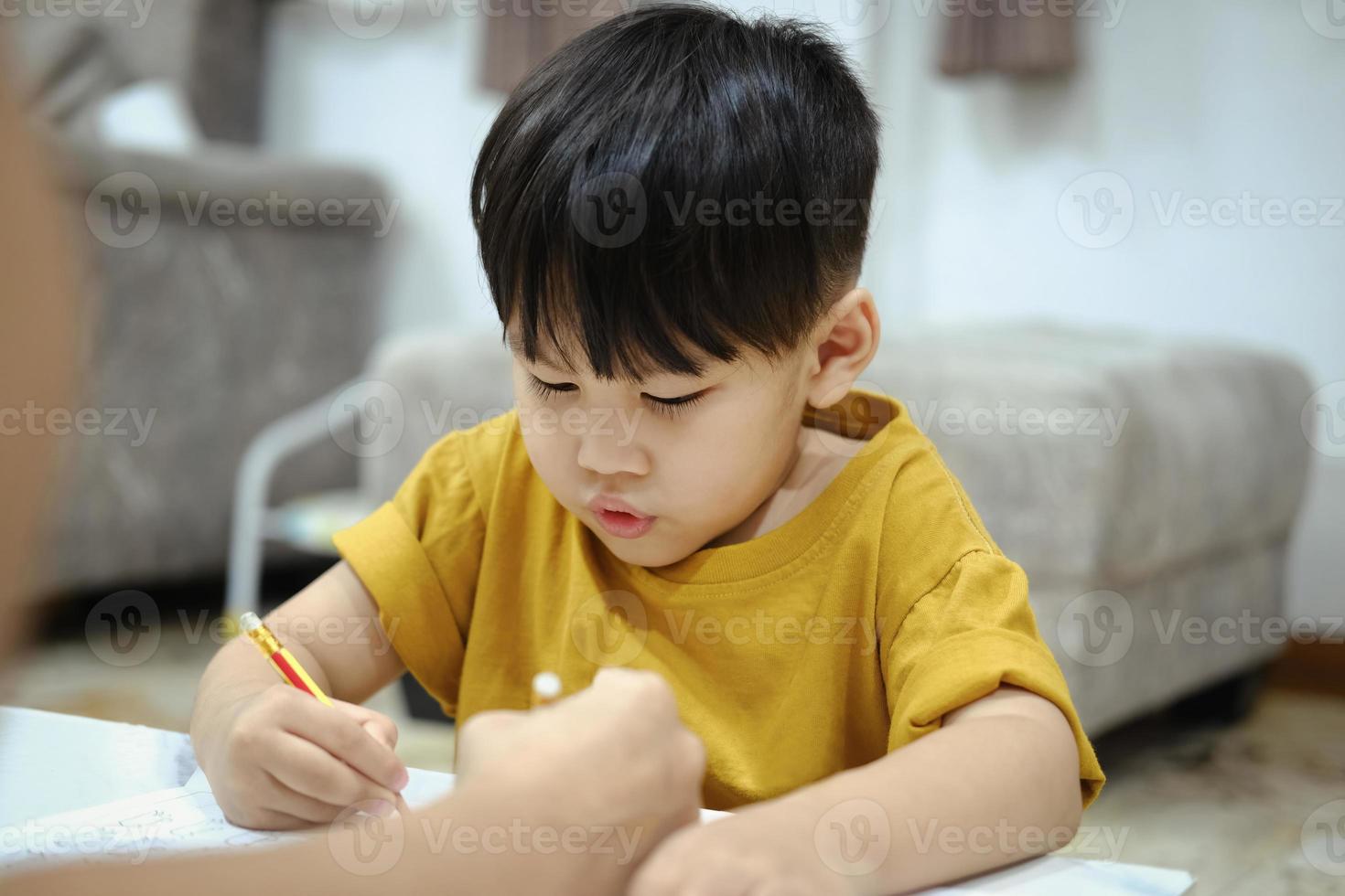 tarea enseñanza educación madre hijos hijo familia niñez. foto