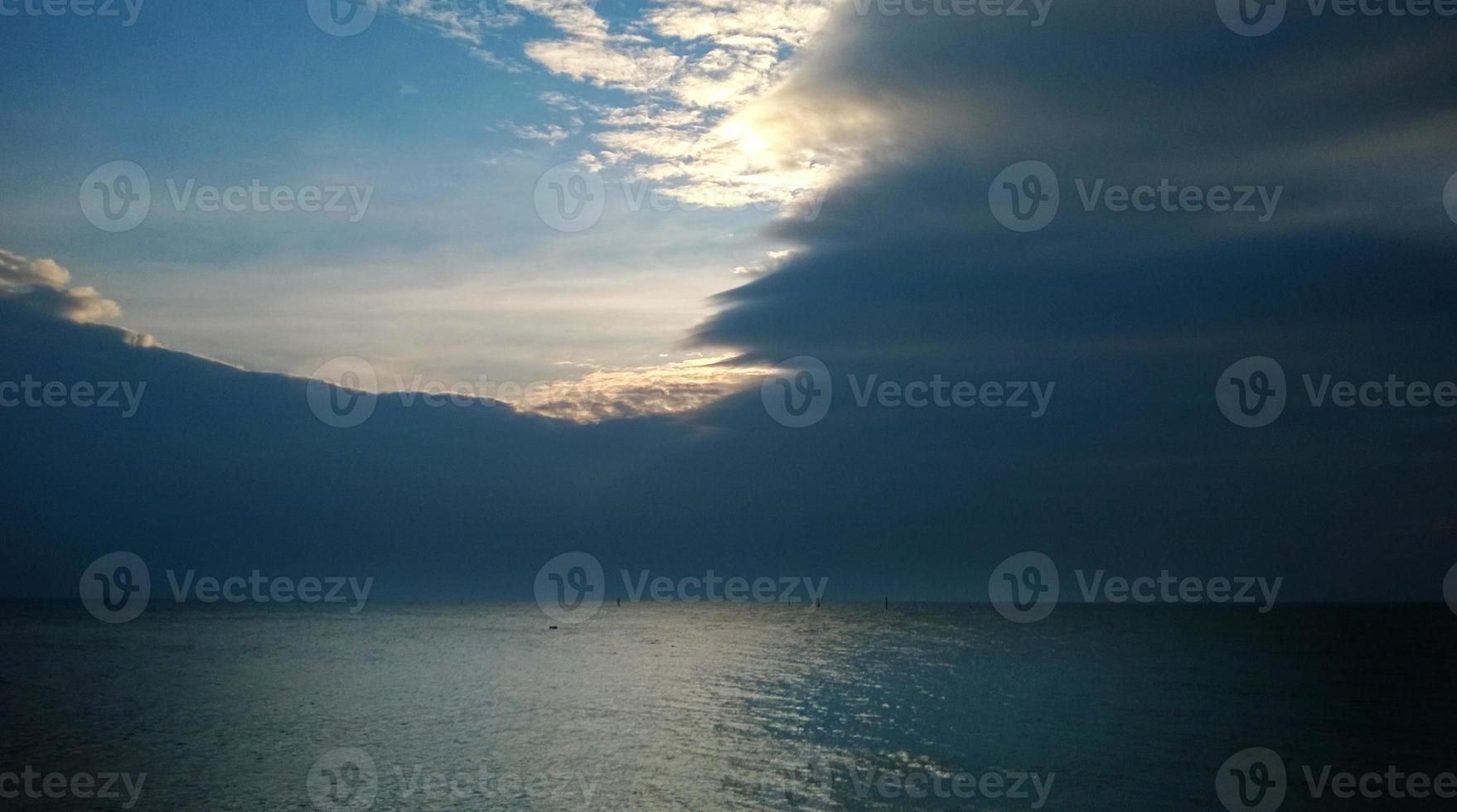 cielo azul de la tarde foto