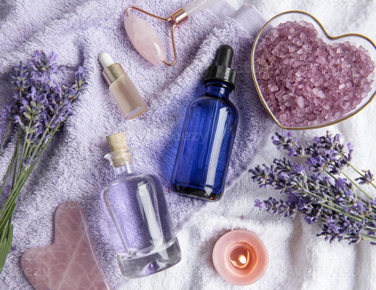 Cosmético de hierbas naturales con flores de lavanda. foto