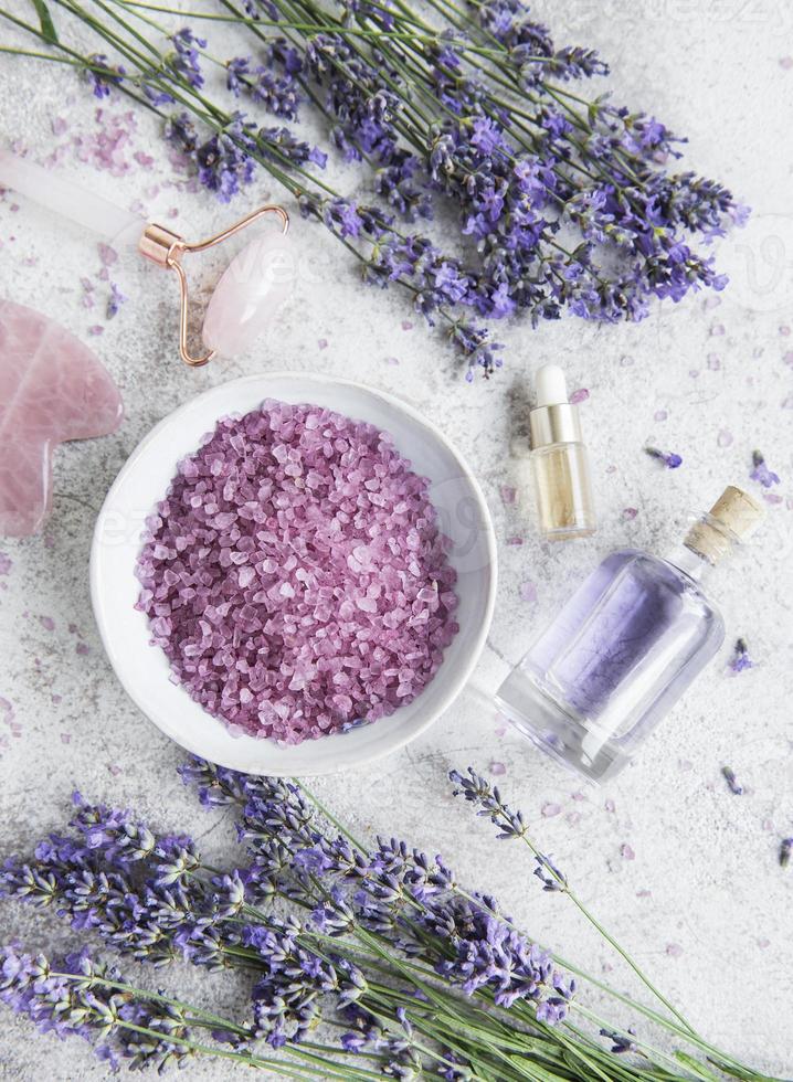 Cosmético de hierbas naturales con flores de lavanda. foto