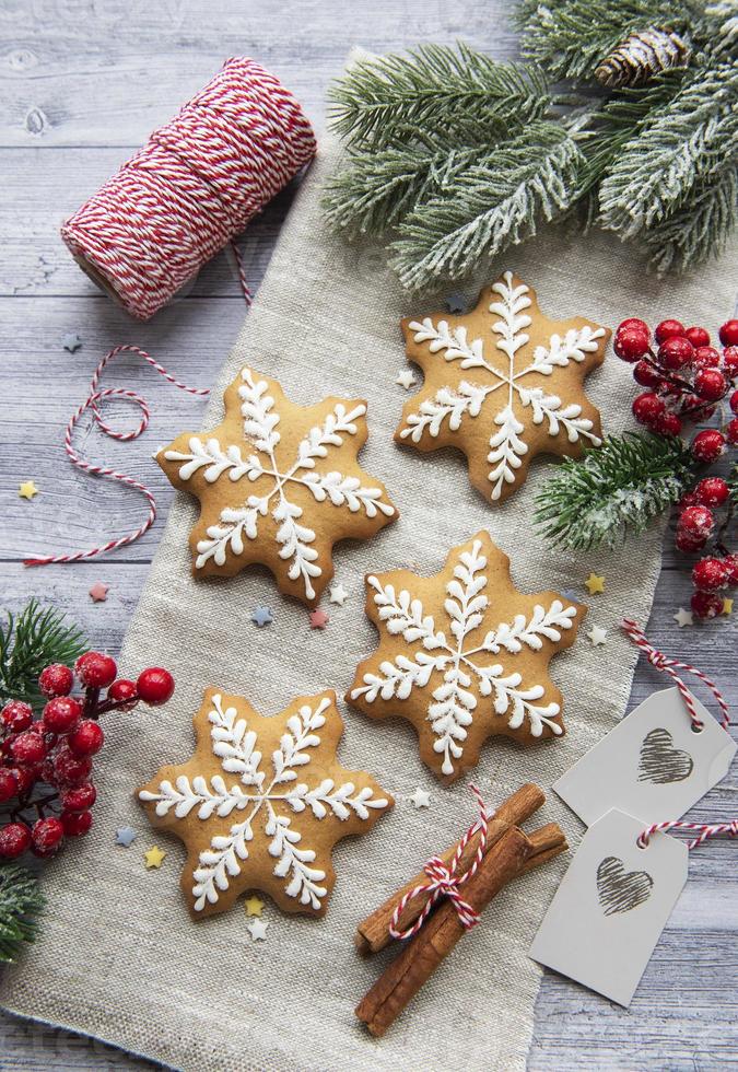 Galletas de jengibre de Navidad sobre fondo oscuro foto