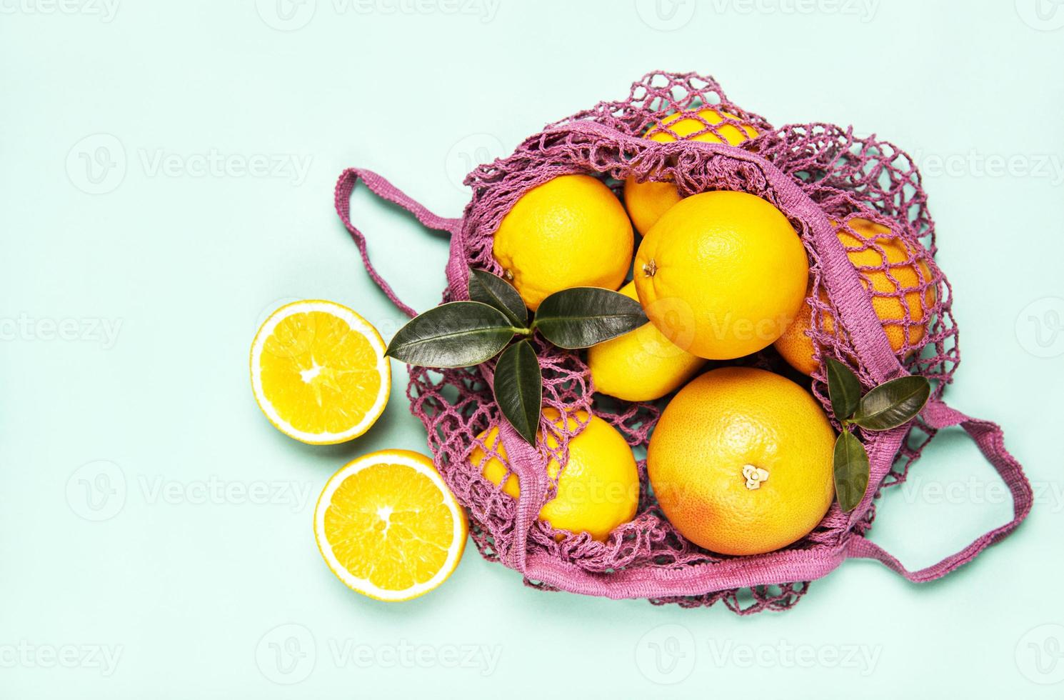 bolso de compras de malla con naranjas foto