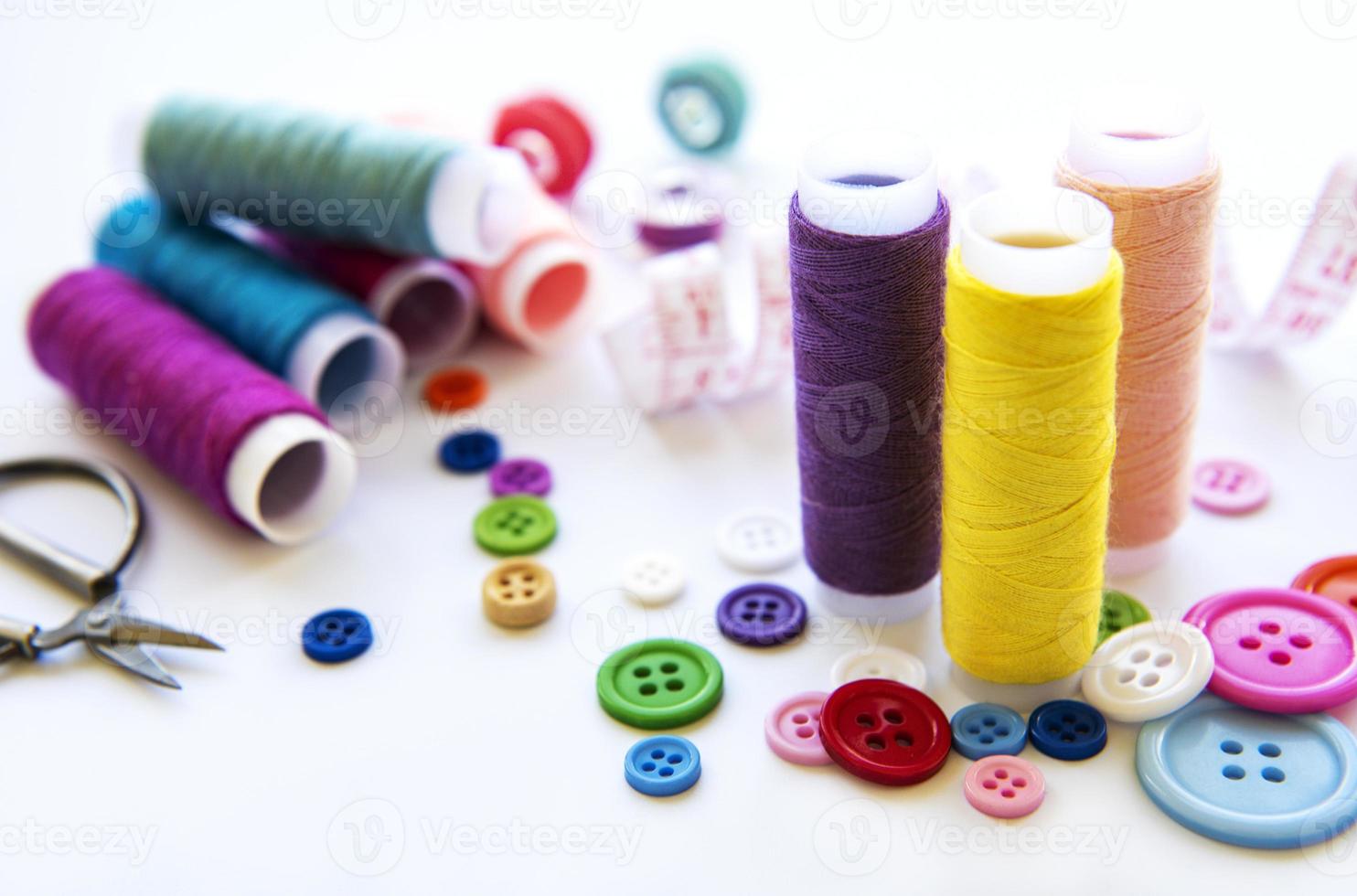 hilos de colores y accesorios de costura foto