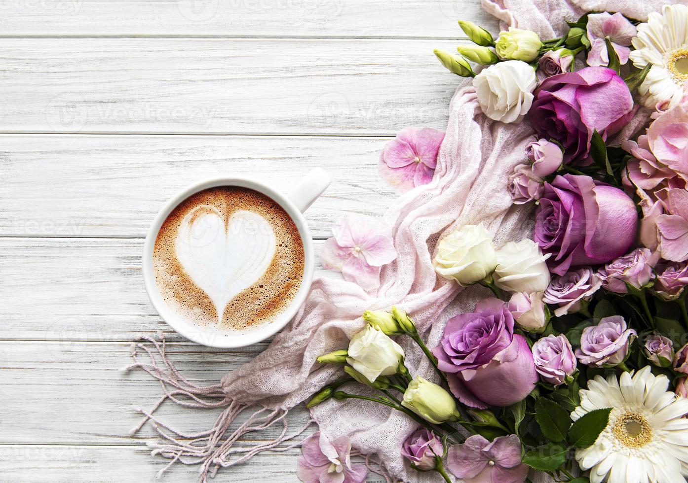 flores rosadas y taza de cafe foto