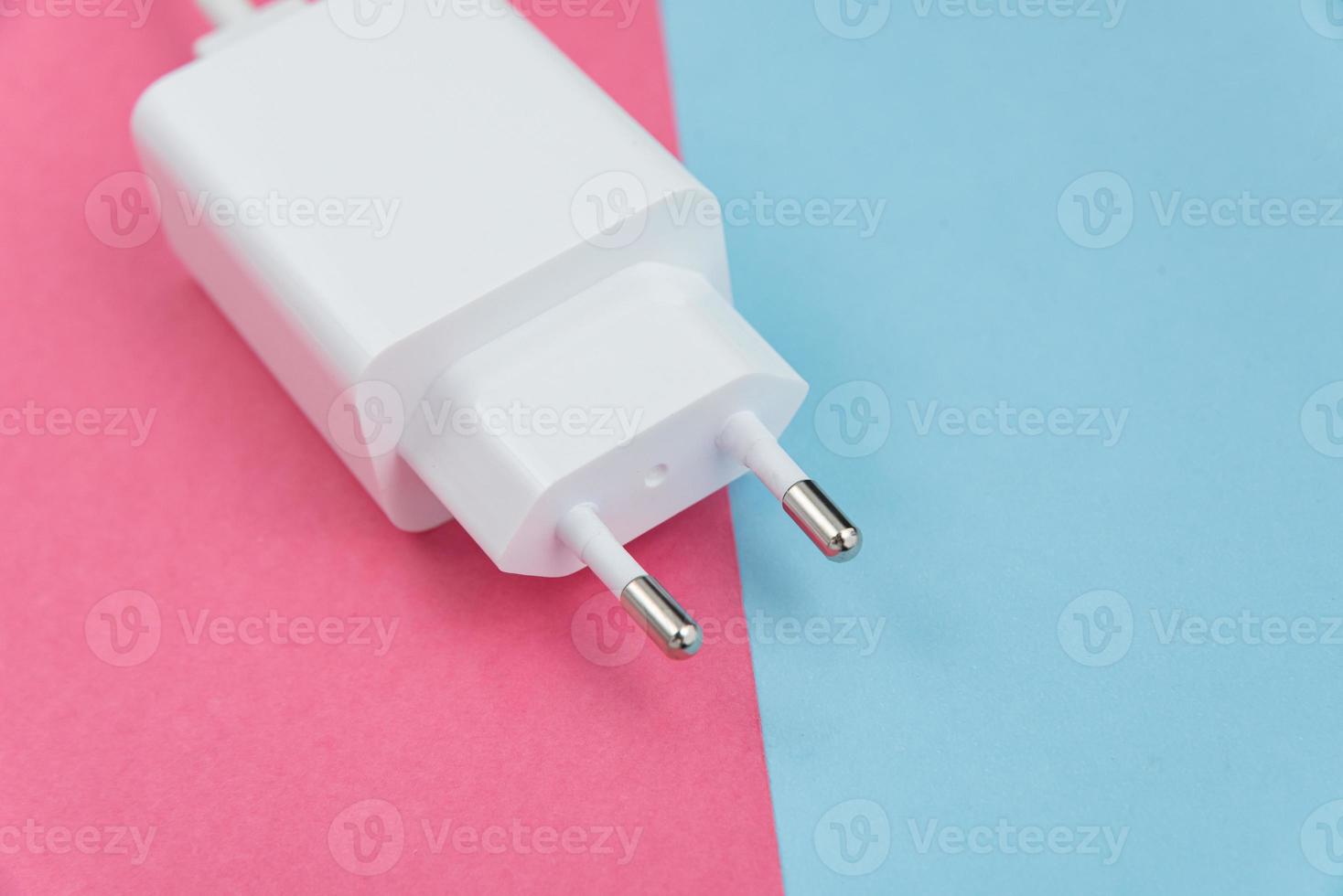 Cargador y cable usb tipo c sobre fondo rosa y azul foto