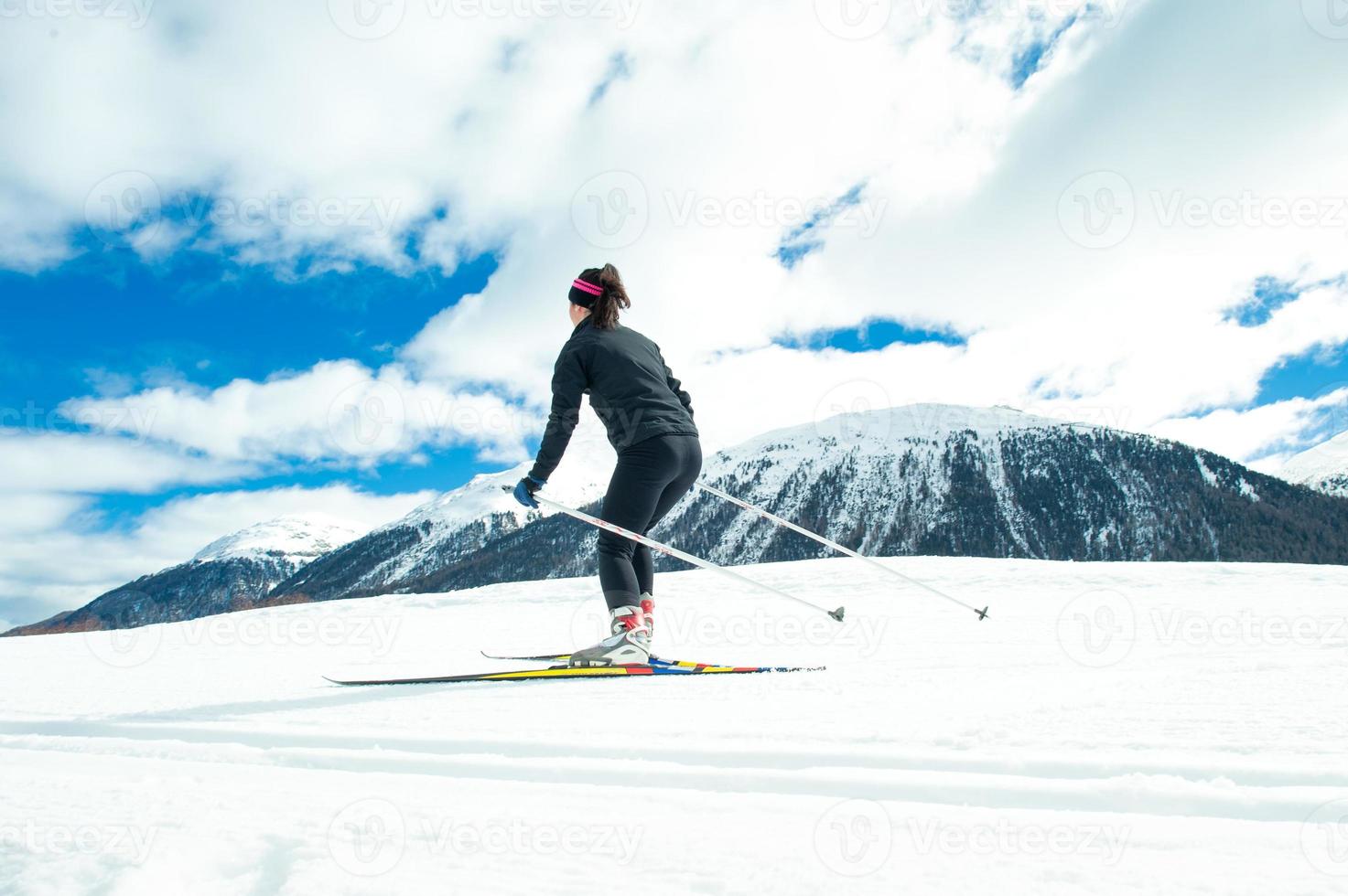 mujer joven practicando esquí nórdico foto