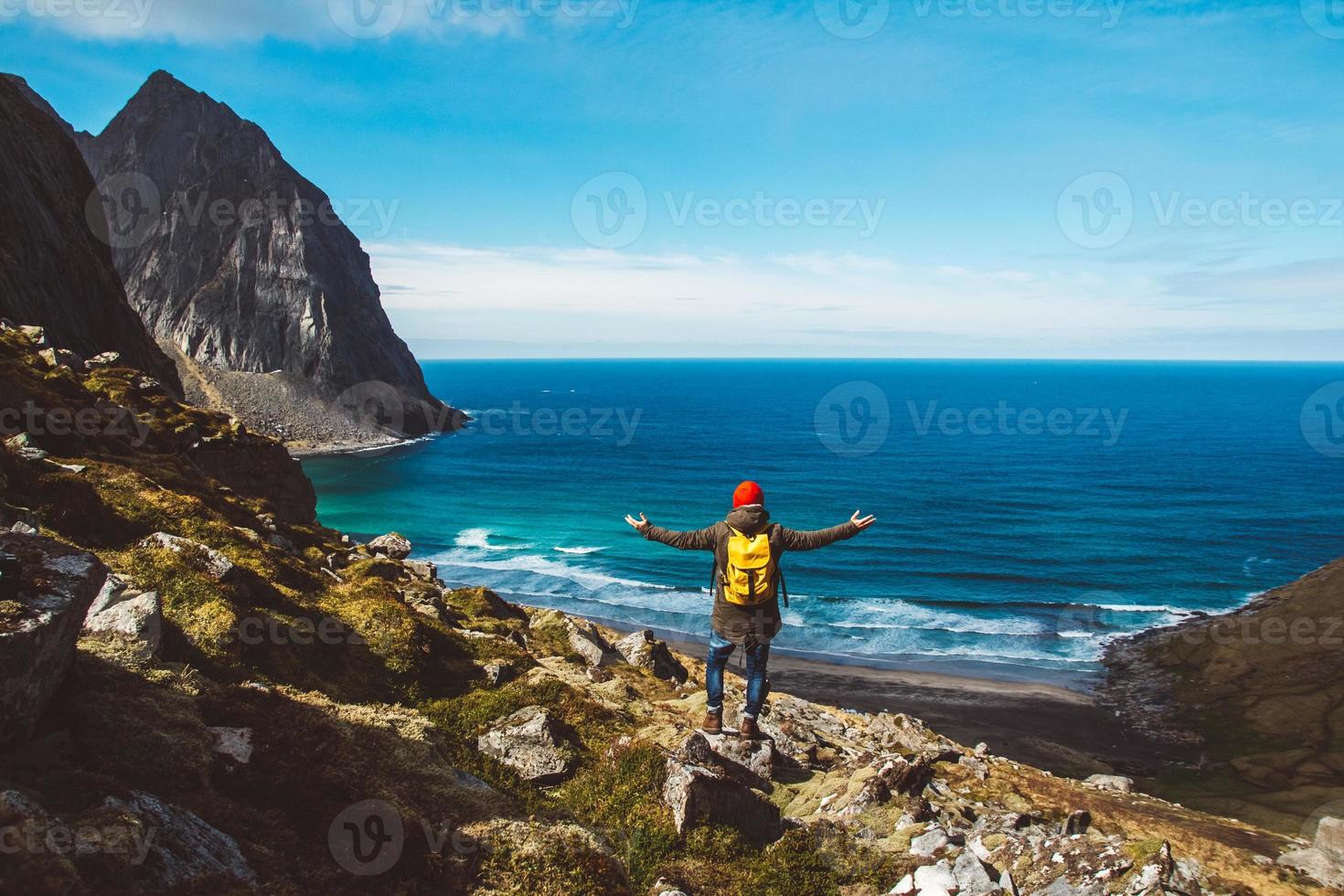 El hombre de pie en el borde del acantilado solo disfrutando de la vista aérea foto