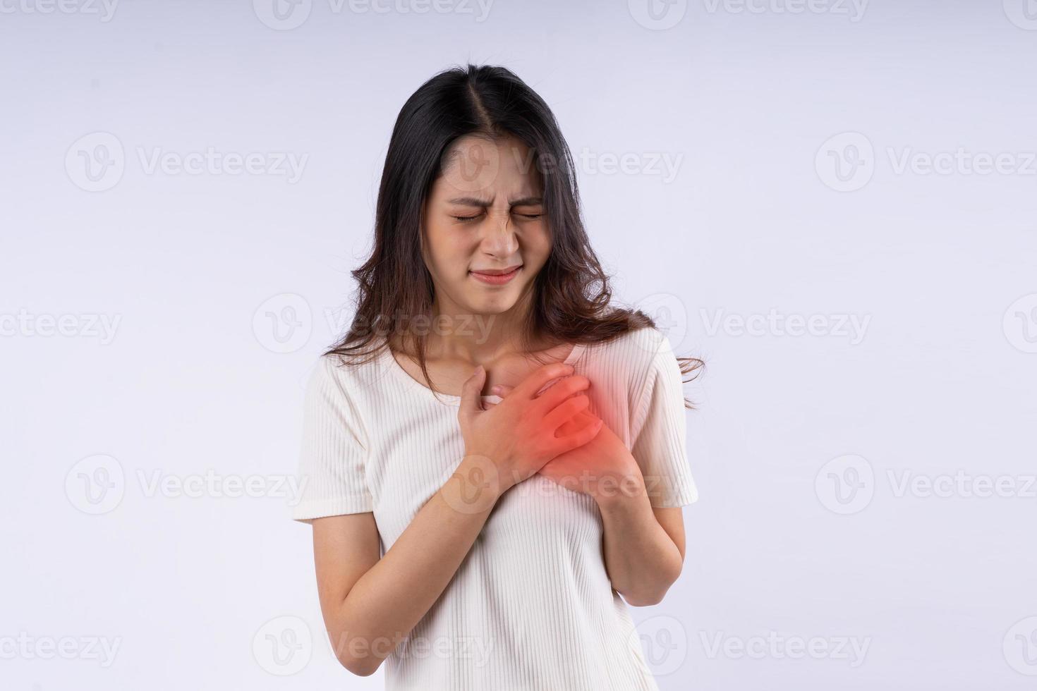 Retrato de mujer asiática con ataque al corazón, aislado sobre fondo blanco. foto