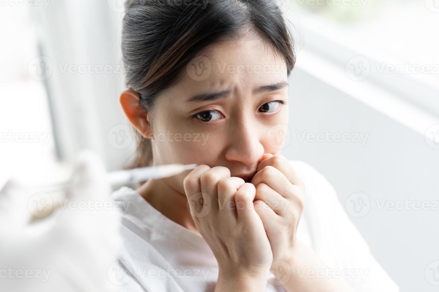 retrato, de, un, asustado, niña joven, delante de, un, jeringa foto