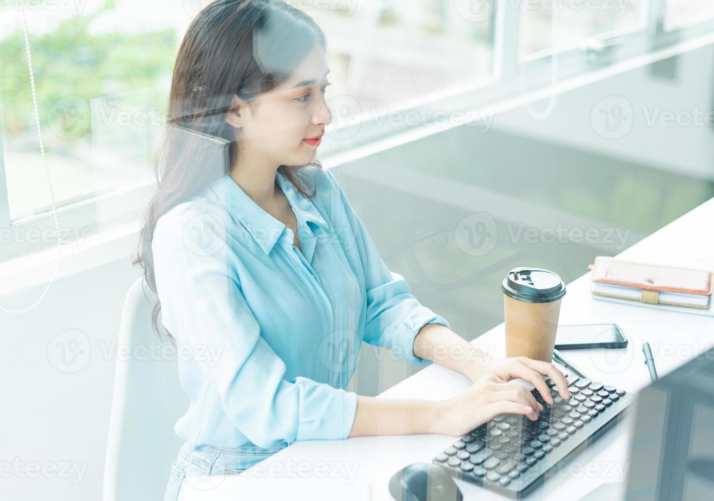 retrato, de, joven, mujer de negocios, concentrándose, en, trabajo foto