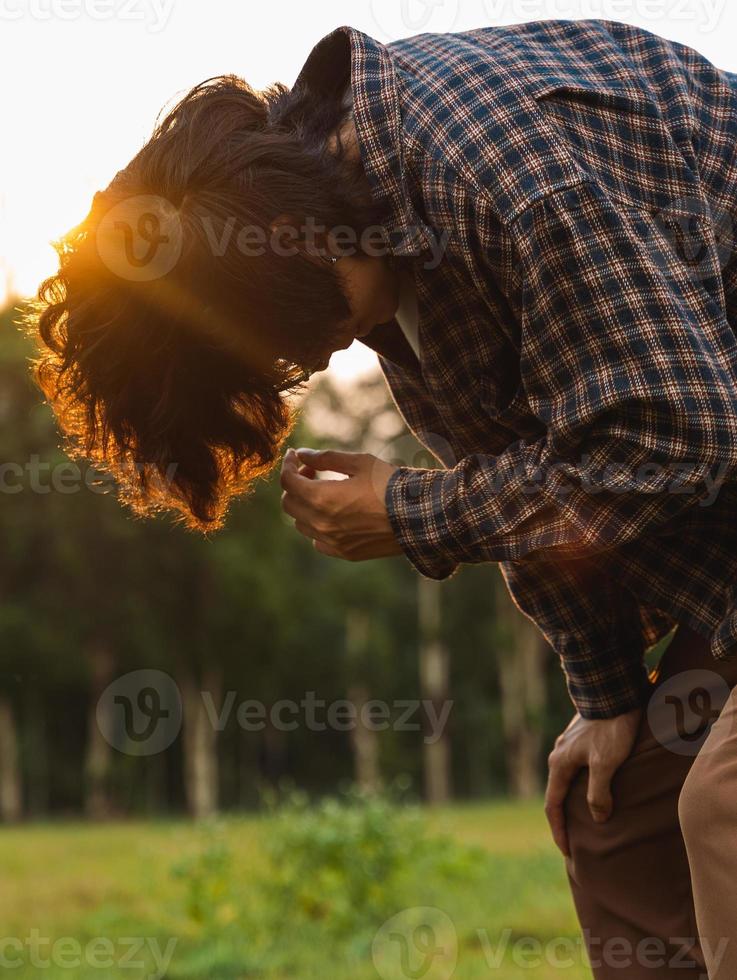 hombre asiático triste y estresado foto