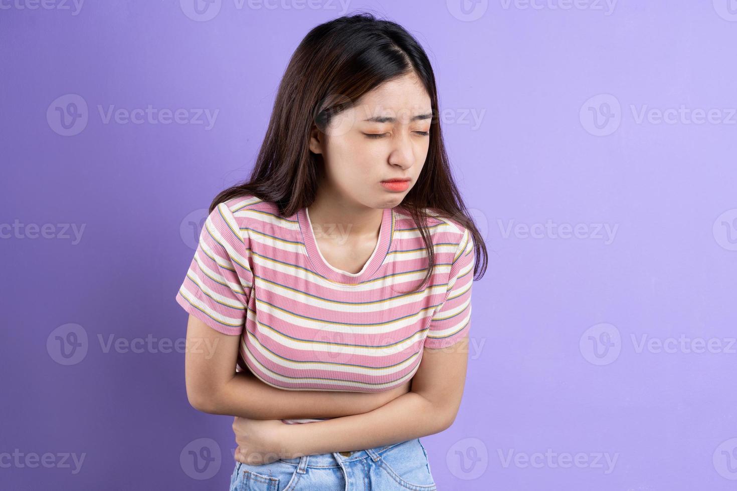 hermoso retrato de mujer asiática, aislado sobre fondo púrpura foto