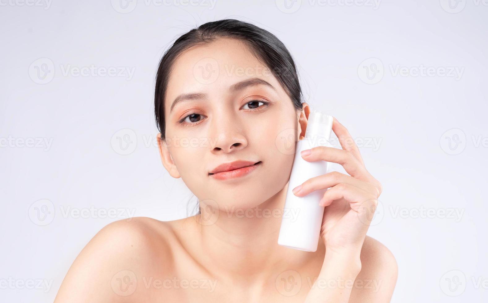 atractiva joven asiática con piel joven. cuidado facial, tratamiento facial, piel de belleza de mujer aislada sobre fondo blanco. cosmetología, belleza de la piel y concepto cosmético. foto