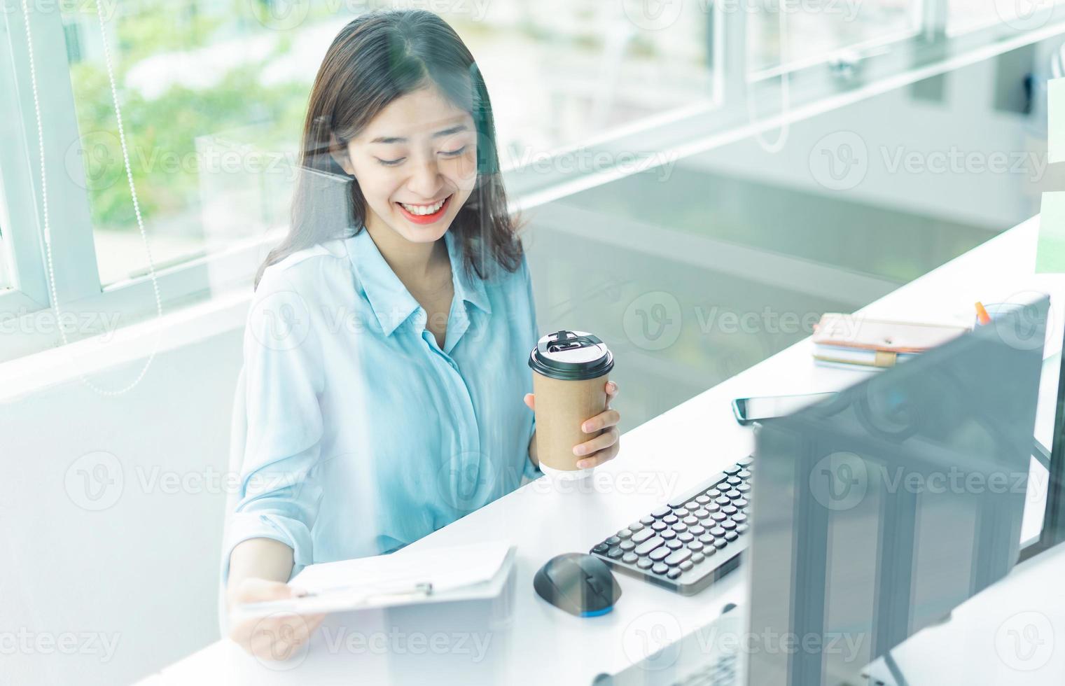 Retrato de joven empresaria asiática en el trabajo foto