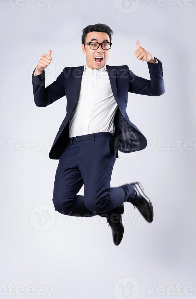 Retrato de hombre de negocios vestido con traje, aislado sobre fondo blanco. foto