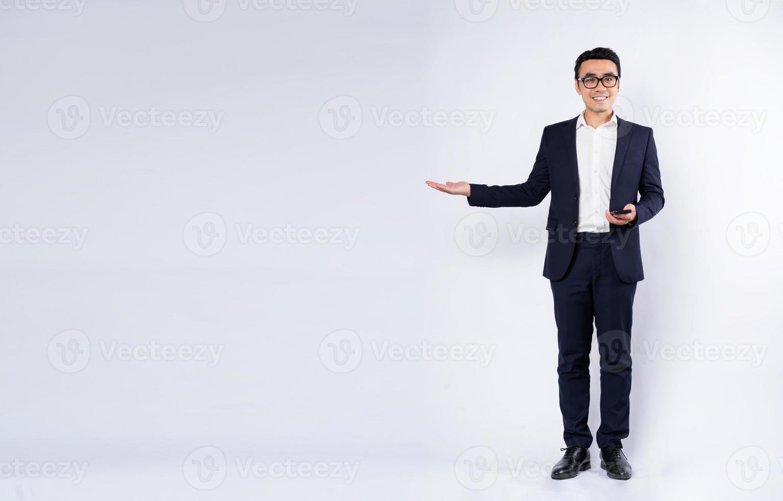 Retrato de hombre de negocios vestido con traje, aislado sobre fondo blanco. foto