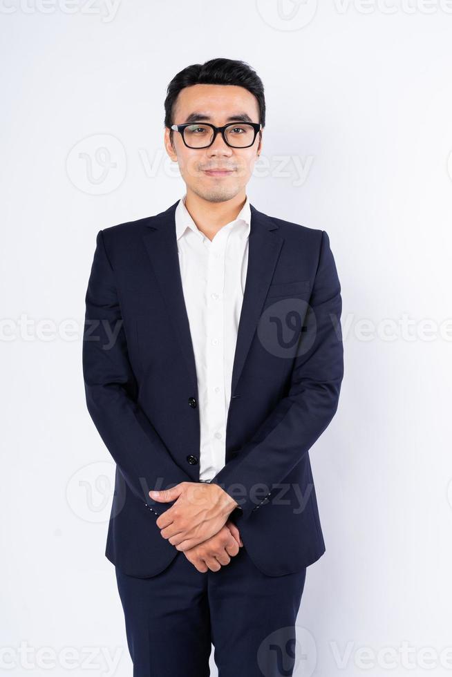 Retrato de hombre de negocios vestido con traje, aislado sobre fondo blanco. foto