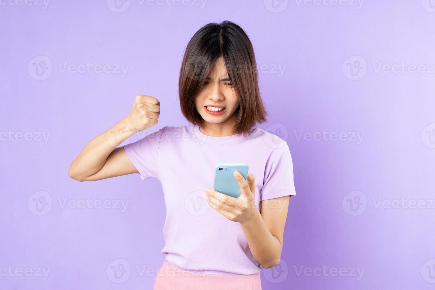 hermoso retrato de mujer asiática, aislado sobre fondo púrpura foto