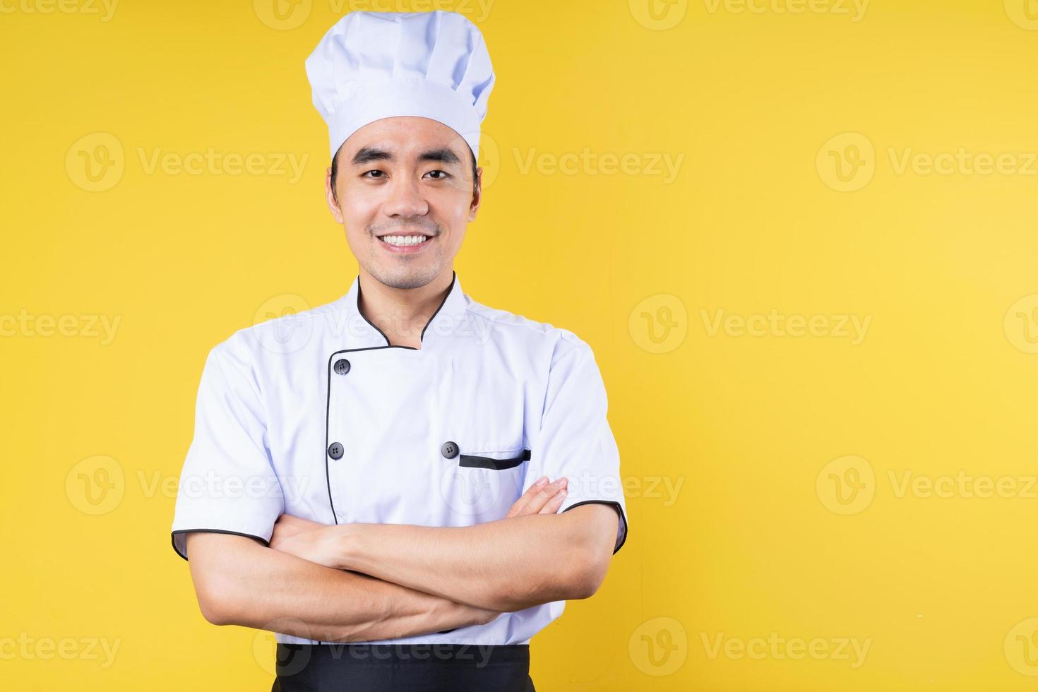 Retrato de chef masculino, aislado sobre fondo amarillo foto