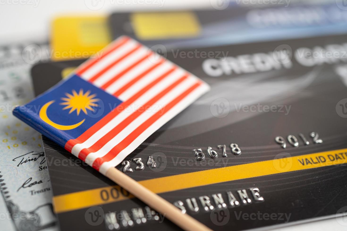 bandera de malasia en tarjeta de crédito. desarrollo financiero, cuenta bancaria, estadísticas, economía de datos de investigación analítica de inversiones, comercio bursátil, concepto de empresa comercial. foto