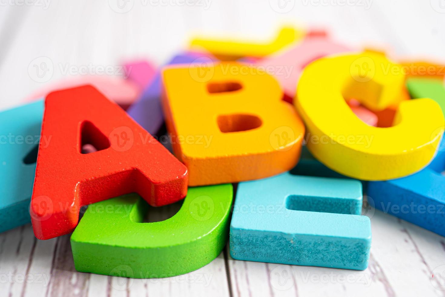 Alfabeto inglés de madera de colores para el aprendizaje escolar de la educación. foto